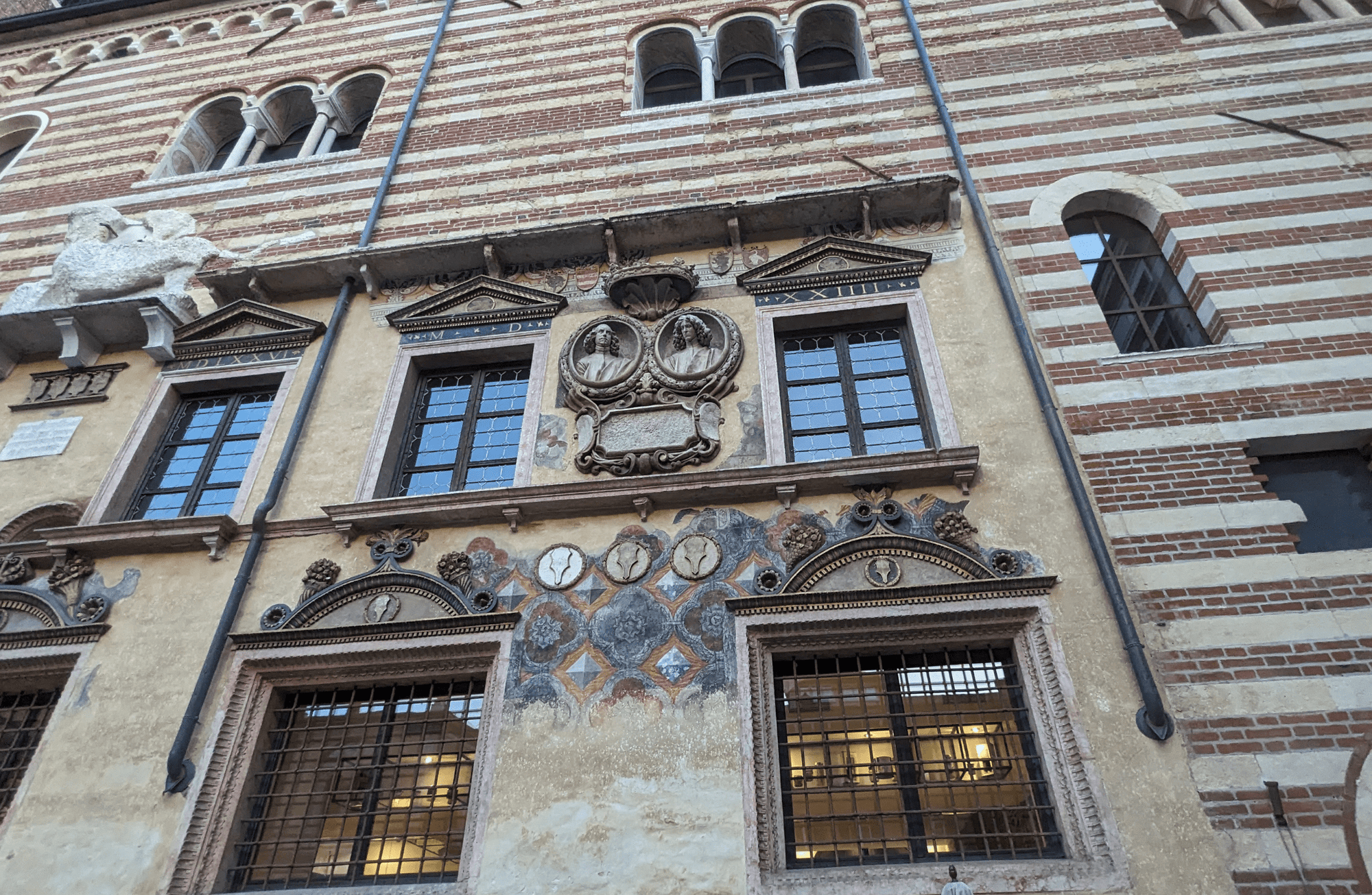 Walking Tour in Verona: 9+ Landmarks with Live Guide - Walking Tour - Touraround