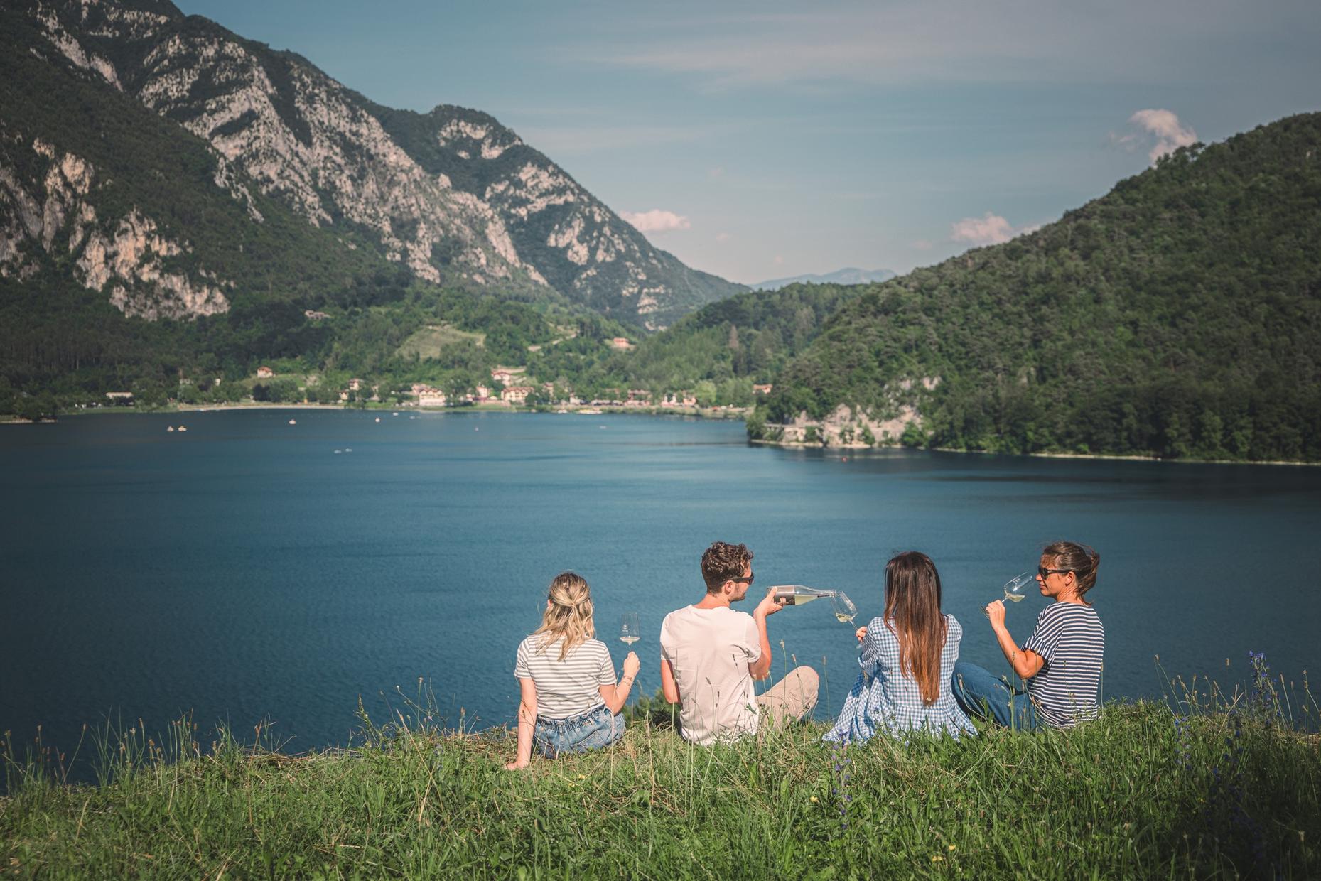 Wine Pic Nic with stunning lake view in Ledro - Wine Tasting - Touraround