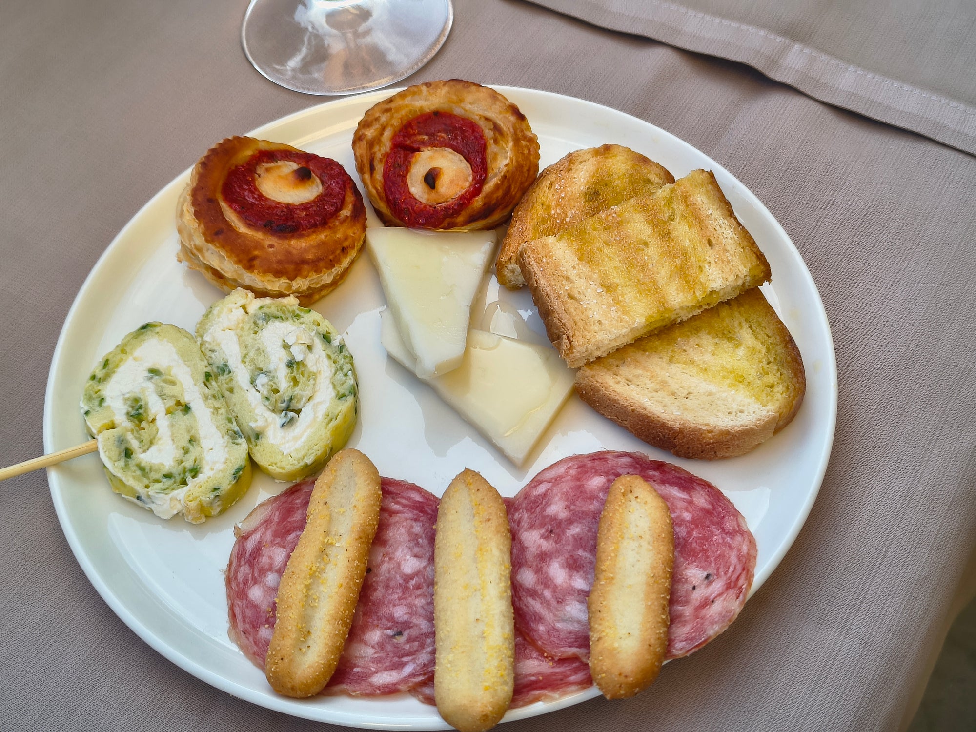 Laboratorio pratico di mosaico con aperitivo a Lazise