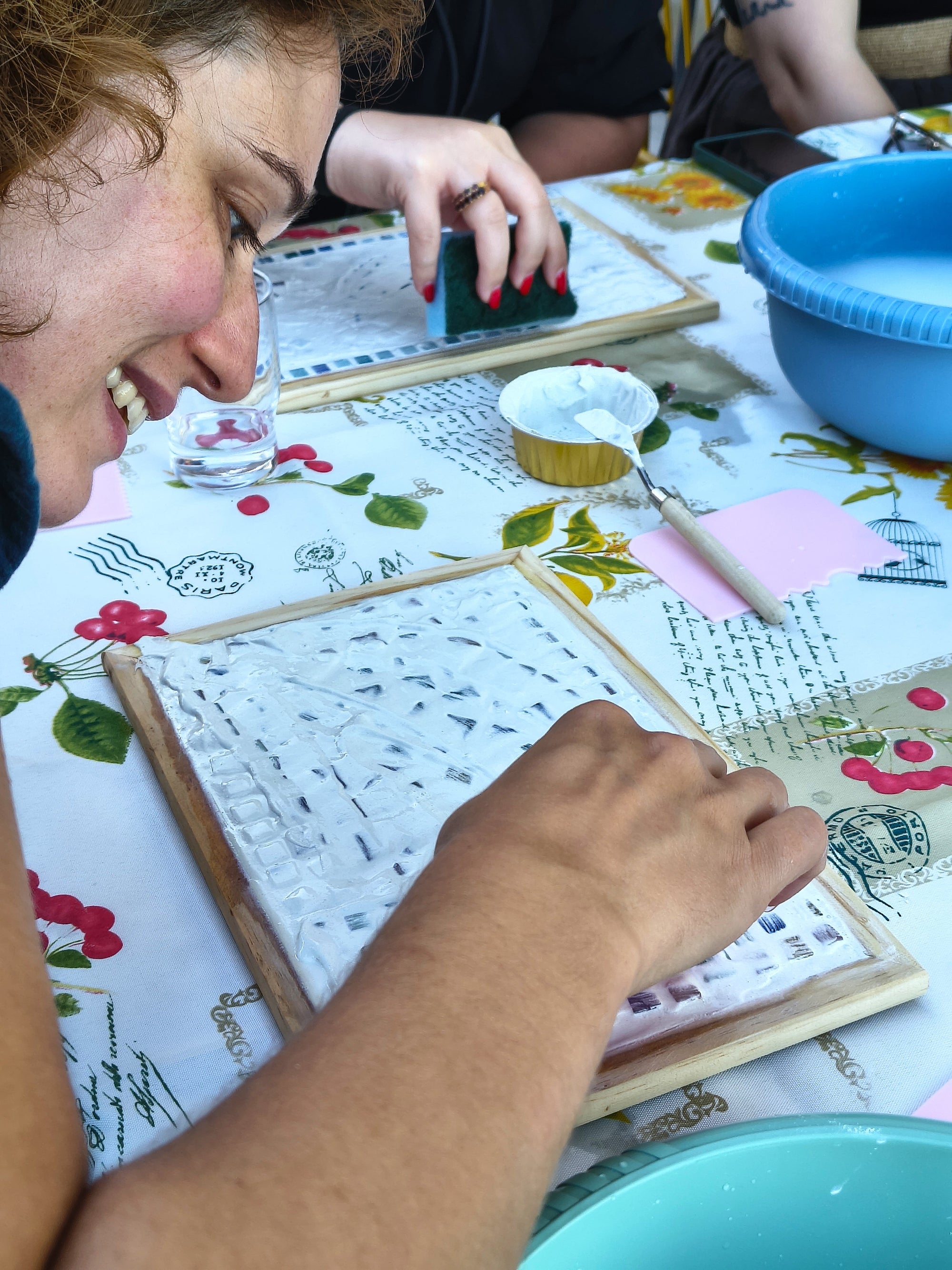 Laboratorio pratico di mosaico con aperitivo a Lazise