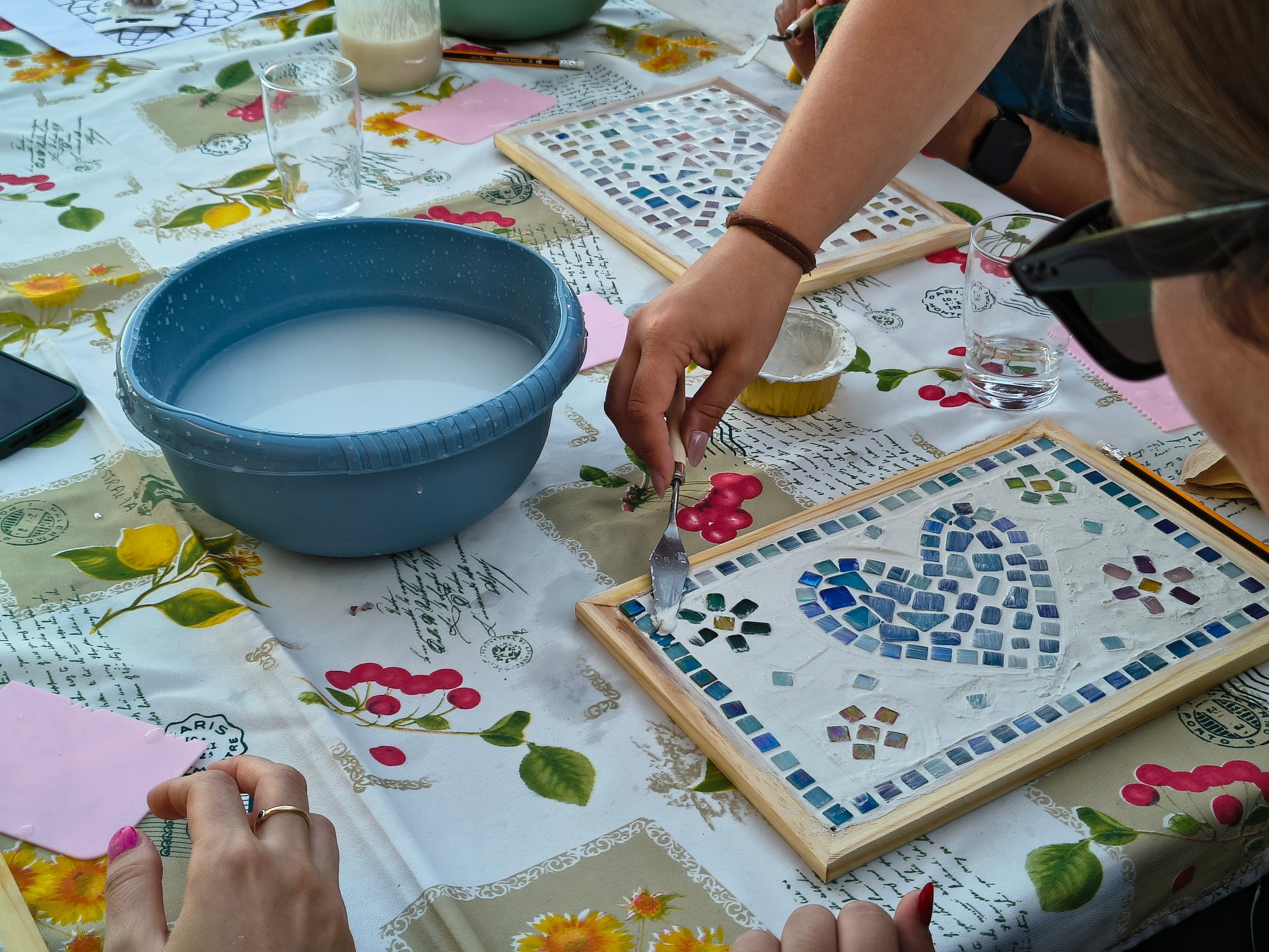 Laboratorio pratico di mosaico con aperitivo a Lazise