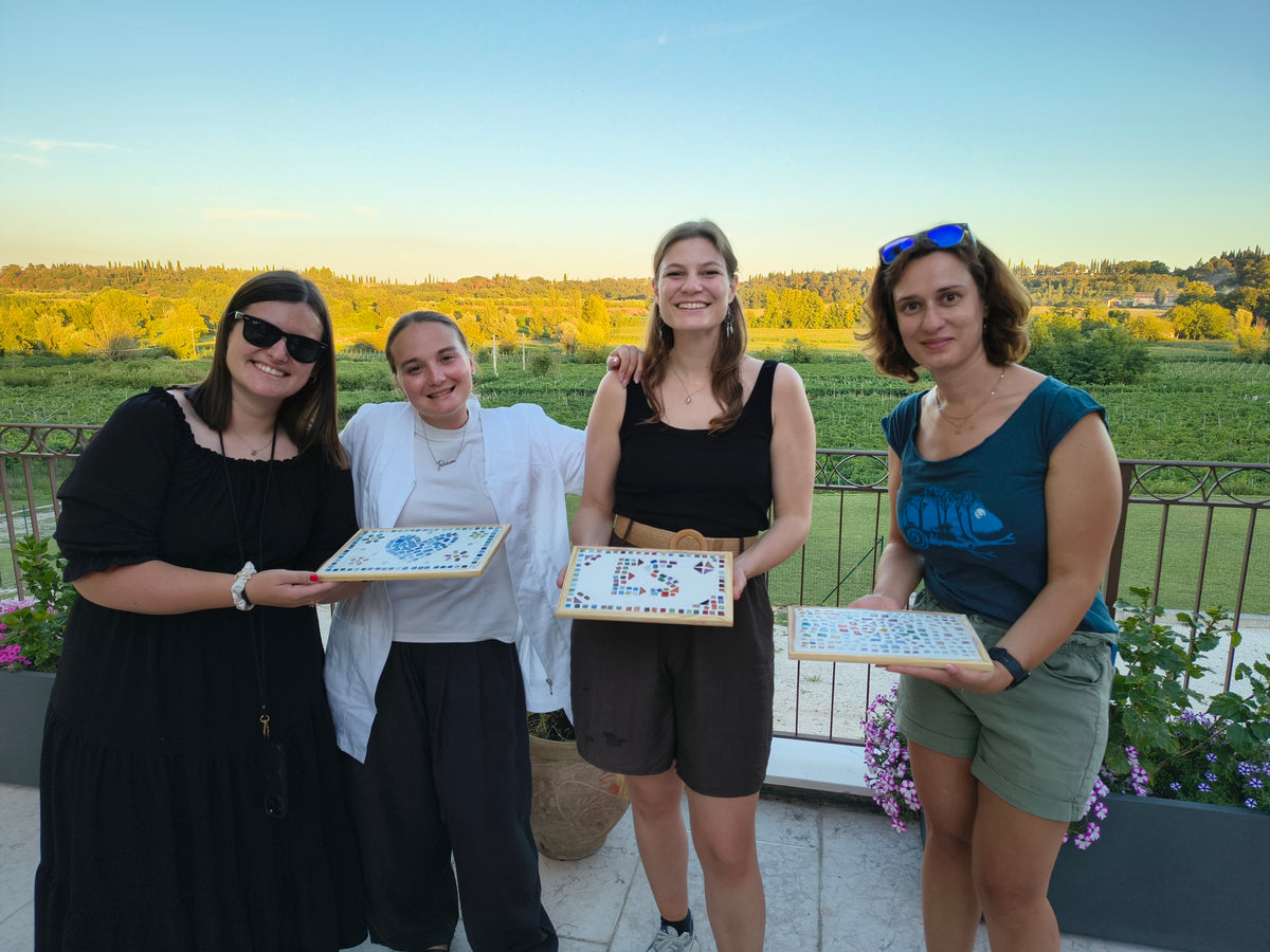 Laboratorio pratico di mosaico con aperitivo a Lazise